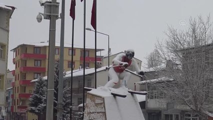Sarıkamış'ta kar yağışı ve dondurucu soğuklar hayatı olumsuz etkiledi