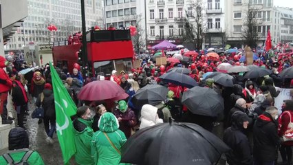 Manifestation des enseignants sous les fenêtres de la ministre Caroline Désir