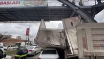 GAZİANTEP - Üst geçide takılan kamyonun dorsesi otomobilin üstüne devrildi