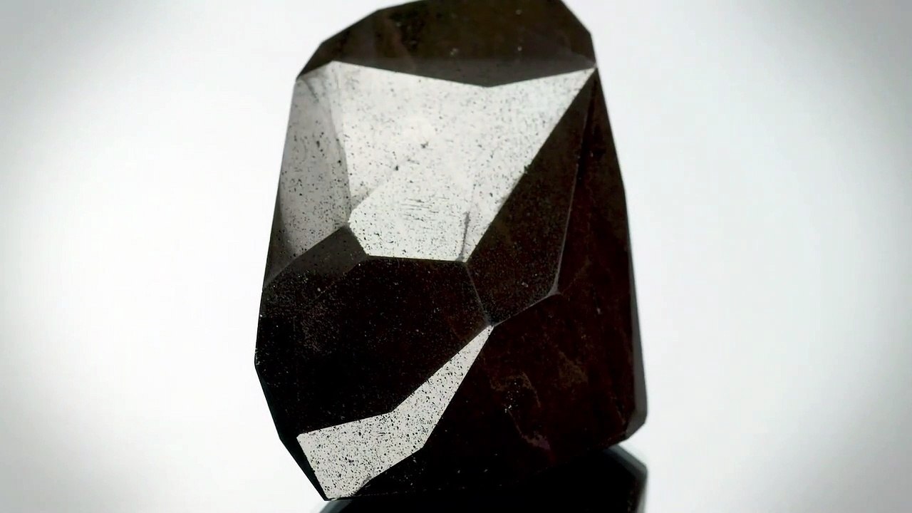 Cinquante-cinq facettes, pesant 555,55 carats : L'Enigma, le plus gros diamant noir naturel au monde, a été adjugé 3,75 millions d'euros