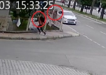 Konuştuğu sırada cep telefonunu elinden alıp çaldı! Güvenlik kamerasıyla yakalandı