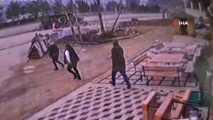 Hurda yüklü kamyon böyle devrildi