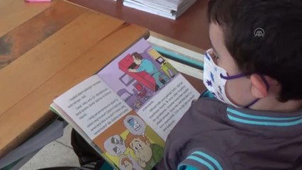 Öğrenciler kitap okuyarak derse başlıyor