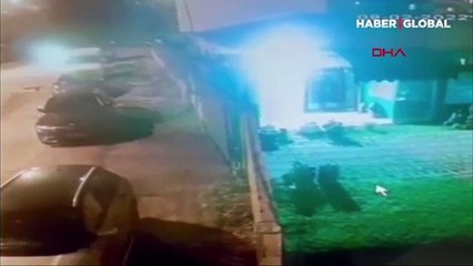 Arnavutköy'de motosikletli otomobili kundaklayıp kayıplara karıştı! O anlar kamerada