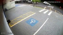 Incroyale réflexe de ce passant pour éviter de se faire renverser