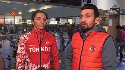 Balayını erteleyip milli takım kampına katıldılar