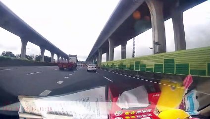 Incroyable réflexe de ce conducteur digne d'un cascadeur