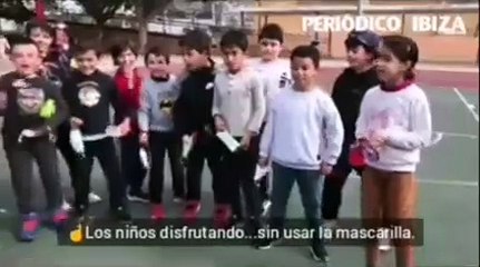 Los niños disfrutando sin el bozal