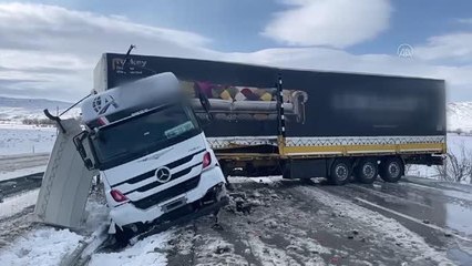Refüje sürüklenen tır yolu ulaşıma kapattı