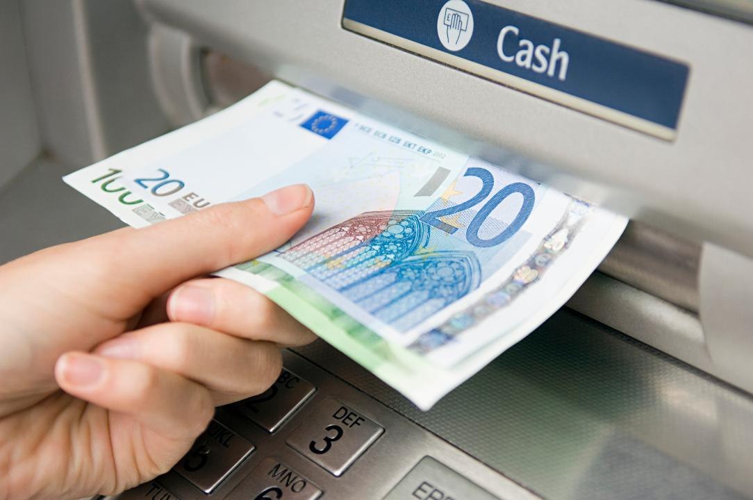 CAM Les distributeurs de billets sont sales