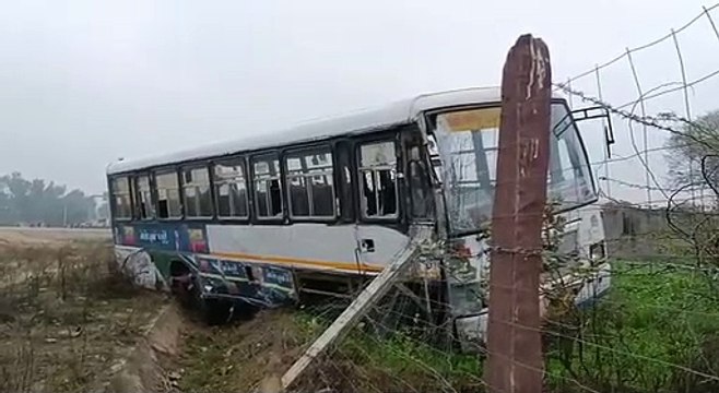 रोडवेज की टक्कर से हाइवे पर पलटी पिकअप, दो सवारियों को आई चोटे