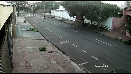 Câmera registra acidente que matou adolescente em Londrina