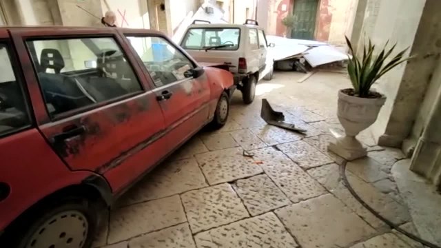 San Severo, senza green pass non puo' entrare in Comune: prende l'auto e sfonda il portone