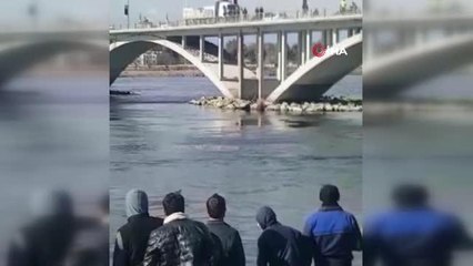 Köprüden suya atlayan genç akıntıya kapıldı
