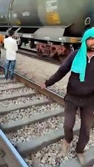 यहां धड़धड़ाती ट्रेन के नीचे धड़कता रहा दिल..देखे वीडियो