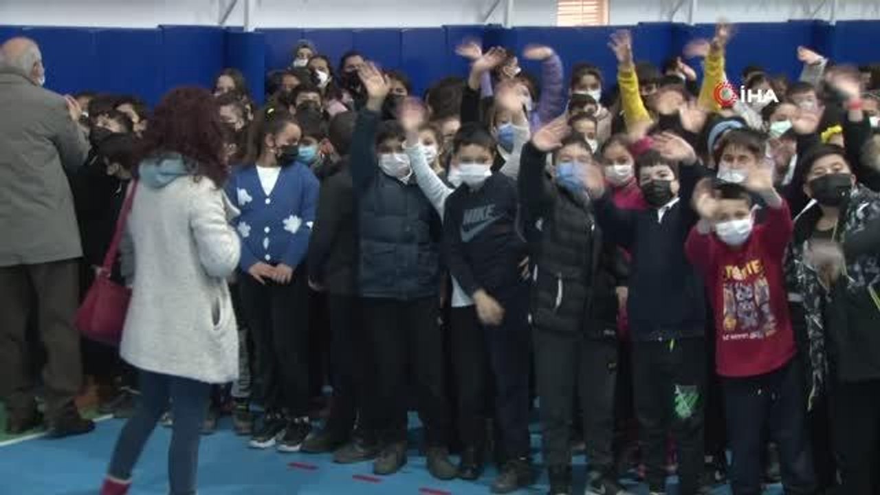 Keçiören Belediye Başkanı Altınok Kamil Ocak Ortaokulu'ndaki spor salonu açılışına katıldı