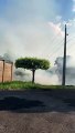 Bombeiros combatem incêndio em vegetação; chamas chegaram perto de casas