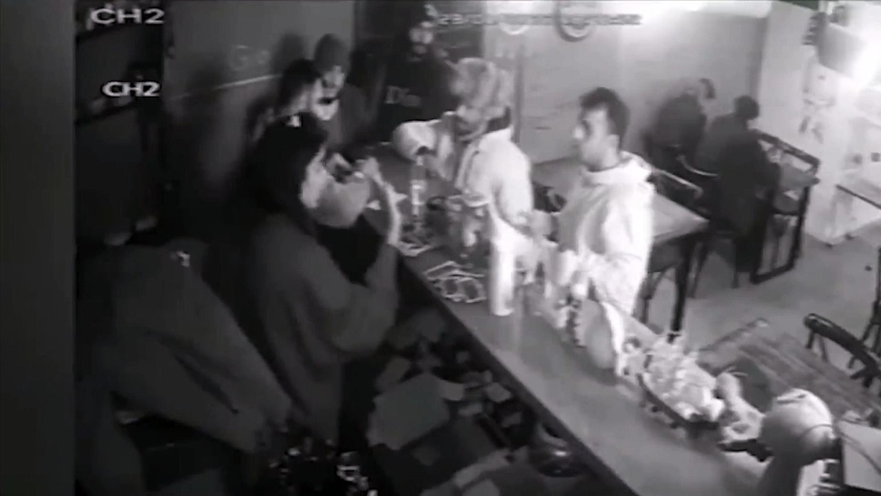 Oyuncu Bahadır Ünlü işlettiği kafede müşteriye bıçakla saldırdı