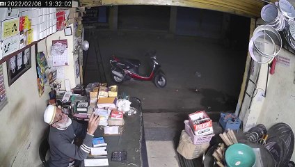 वीडियो में देखिए कैसे लूटा एक व्यापारी को चोरो ने ...