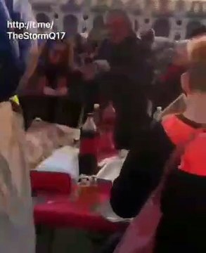 Esto es lo que hacen en Italia para responder a los restaurantes vendidos a la dictadura: comer en la calle