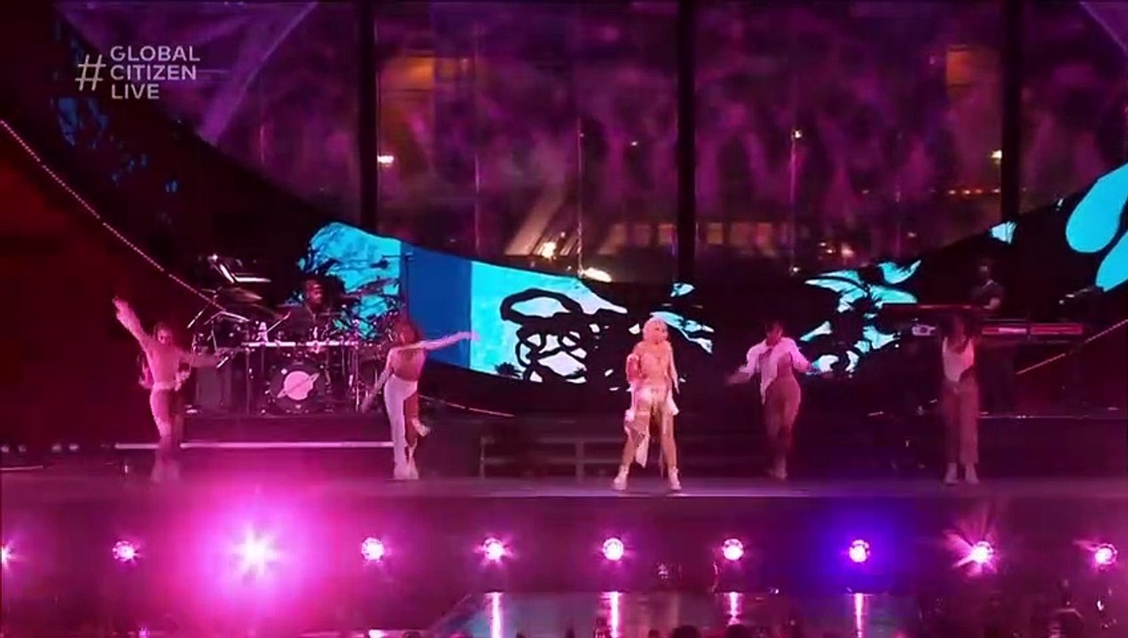 Doja Cat chante "Kiss Me More" en live à Paris