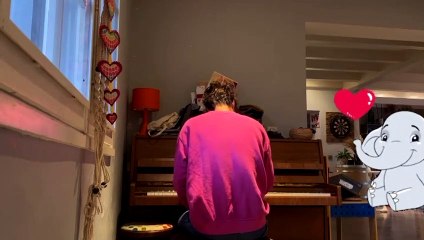 Jérémy Frérot joue au piano, rejoint par son fils.