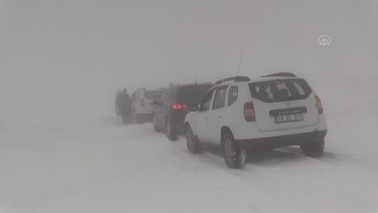 Köy yolunda mahsur kalan 4 araçtaki 20 kişi kurtarıldı