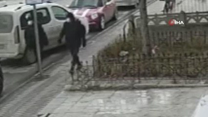 Gün ortasında dükkanın önündeki aracı böyle çaldılar