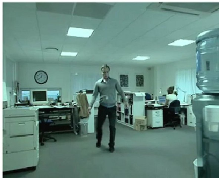 football dans 1 bureau