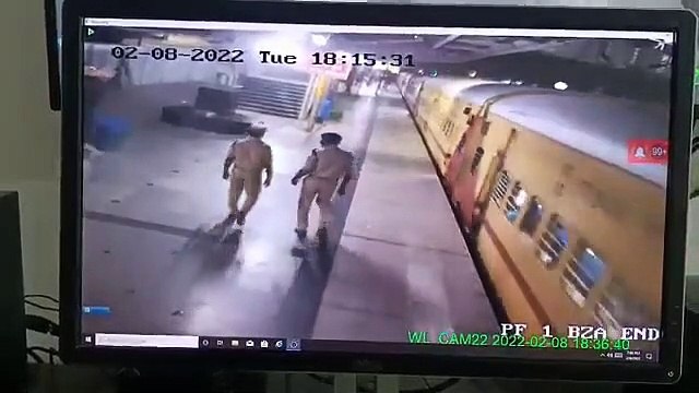 Hareket halindeki trenden atlayan yolcu son anda ölümden döndü
