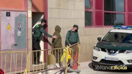 Johan, este jueves, a su salida de los juzgados es filmado por un cámara del portal Totananoticias.com