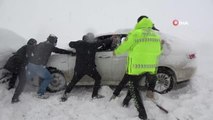 Buz tutan yolda 8 araç birbirine girdi, mahsur kalanların imdadına polis ekipleri yetişti