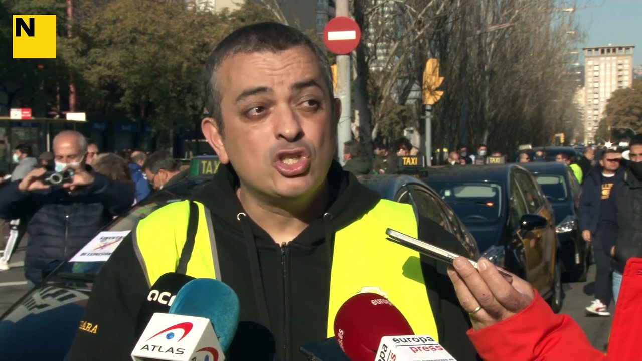 Els taxistes denuncien que l'administració beneficia Uber