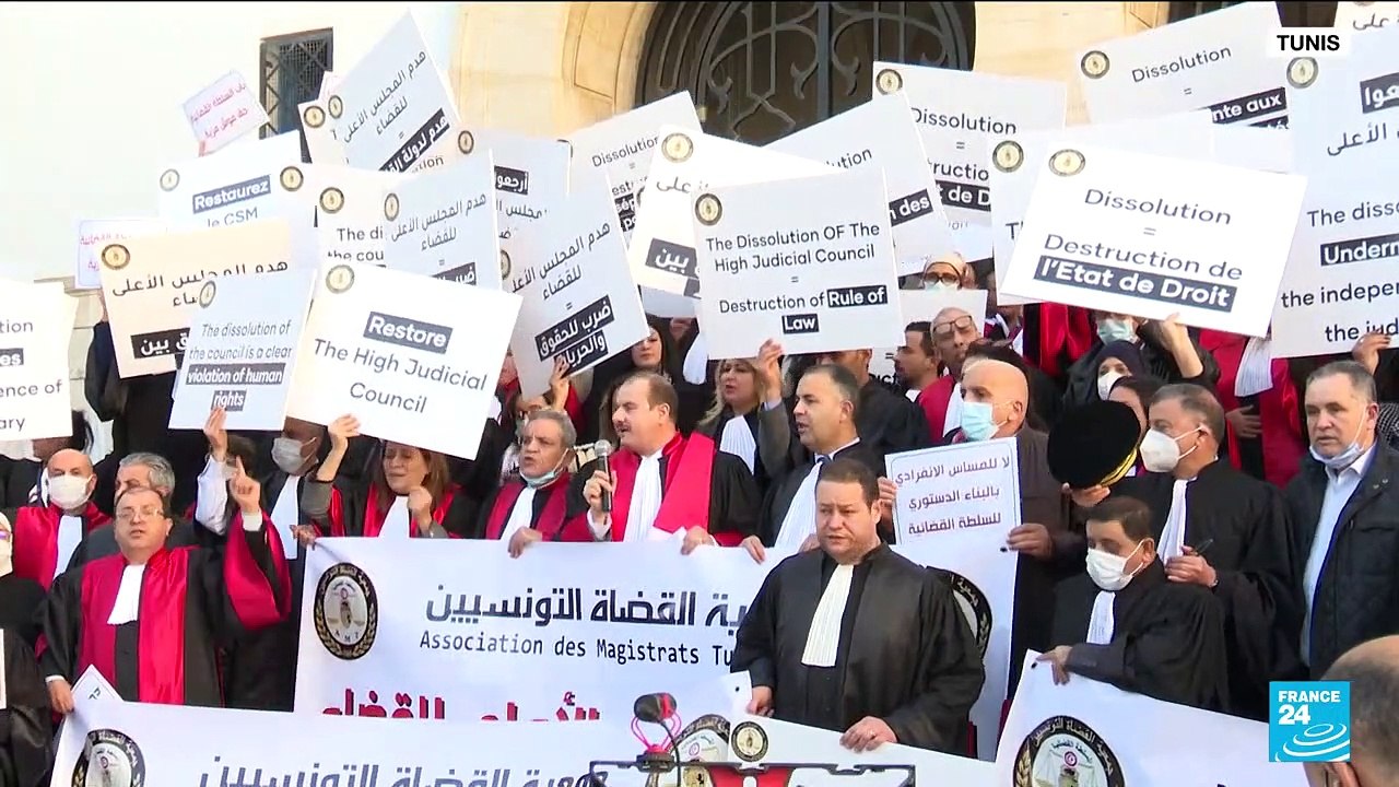 Tunisie : dissous par le président, le Conseil...
