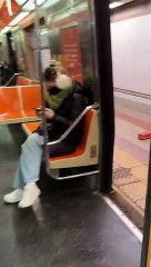 Il se fait tatouer dans le métro... Tranquillement