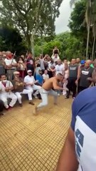 Petite démo de Capoeira entre 2 gars un peu nerveux