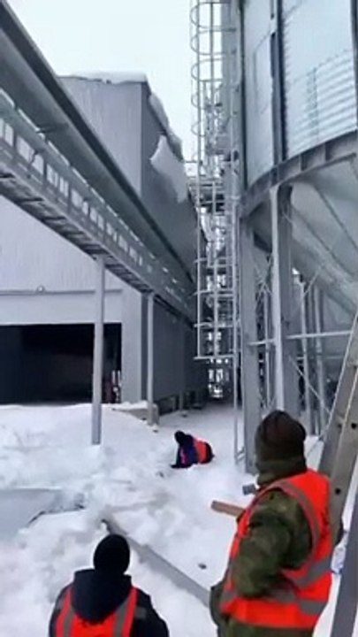 Déneiger un toit... et tout casser