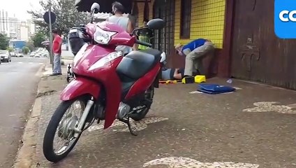 Mulher fica ferida ao sofrer queda de moto na Rua Recife