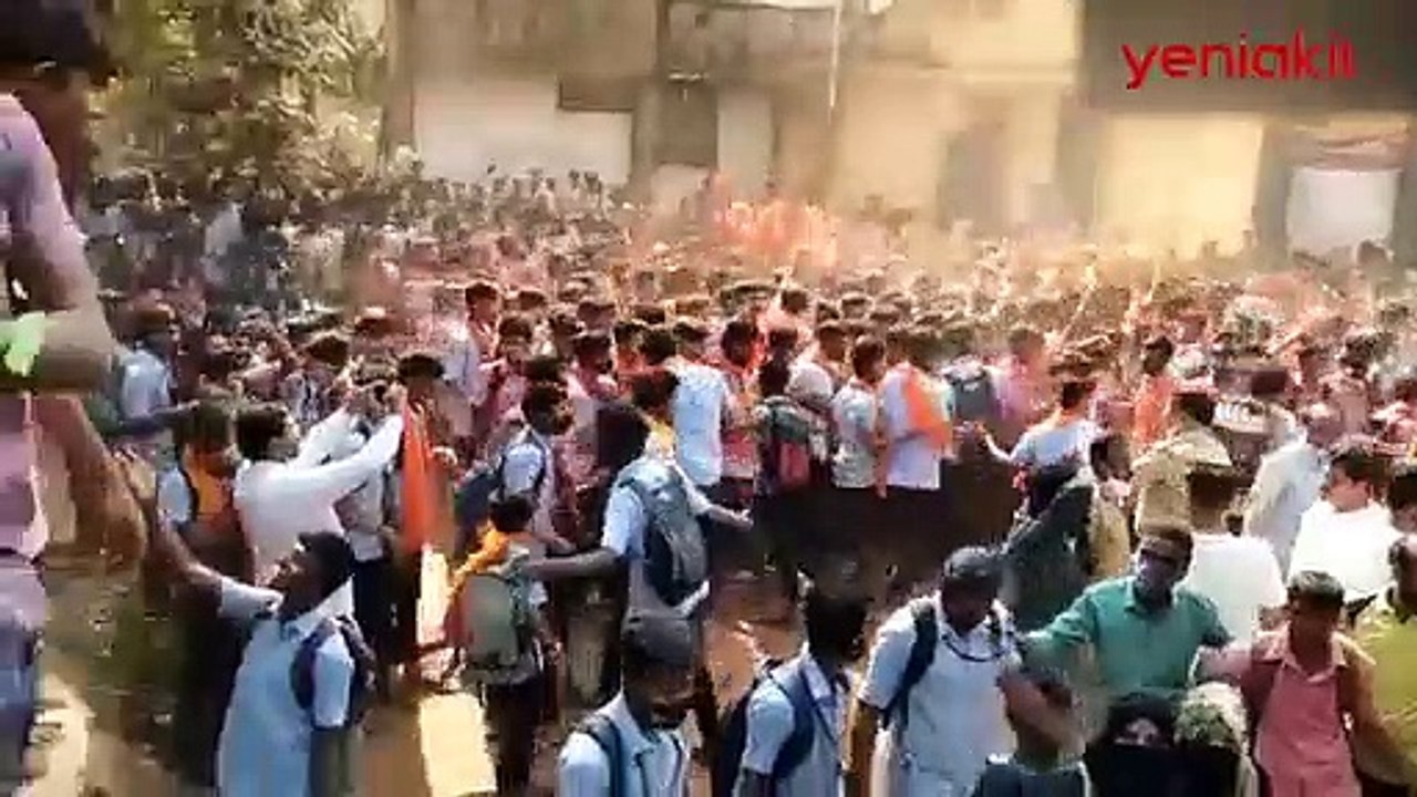 Sırtlan sürüsünden Müslüman öğrencilere başörtüsü tacizi