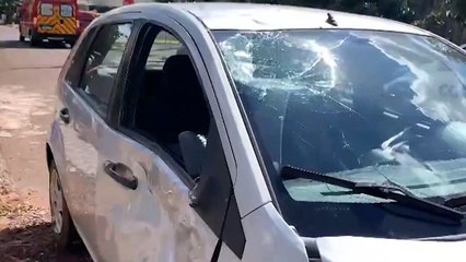 Jovem tem lesões graves após colisão entre carro e moto no Bairro Esmeralda