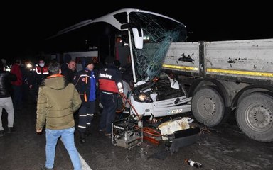 Son dakika haber... YOLCU OTOBÜSÜ İLE 2 TIR'IN KARIŞTIĞI KAZADA 1 KİŞİ ÖLDÜ, 13 YOLCU YARALANDI