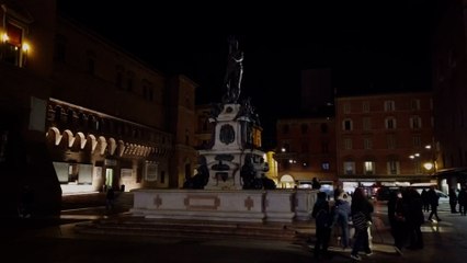 Bologna, il Nettuno e Palazzo D'Accursio al buio contro il caro bollette