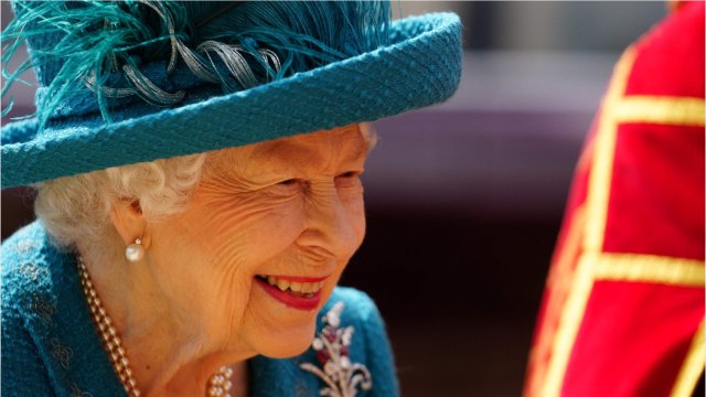 GALA VIDEO - Elizabeth II et princesse Margaret, soeurs et rivales : quelle était la vraie nature de leur relation ?