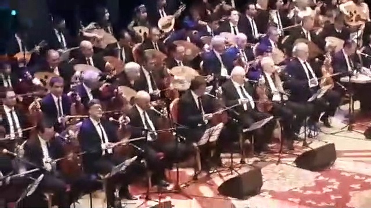 UNE PREMIERE  LES PLUS GRANDS MAITRES DE LA MUSIQUE ANDALOUSE REUNIS EN UN SEUL ORCHESTRE Sous la direction de Cheikh Ahmed Baghdadi, neveux de Messali...