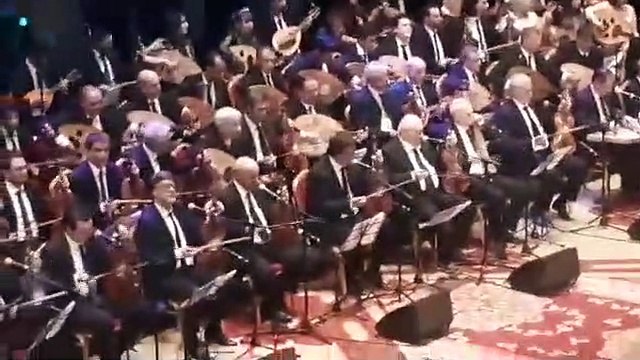 UNE PREMIERE LES PLUS GRANDS MAITRES DE LA MUSIQUE ANDALOUSE REUNIS EN UN SEUL ORCHESTRE Sous la direction de Cheikh Ahmed Baghdadi, neveux de Messali...