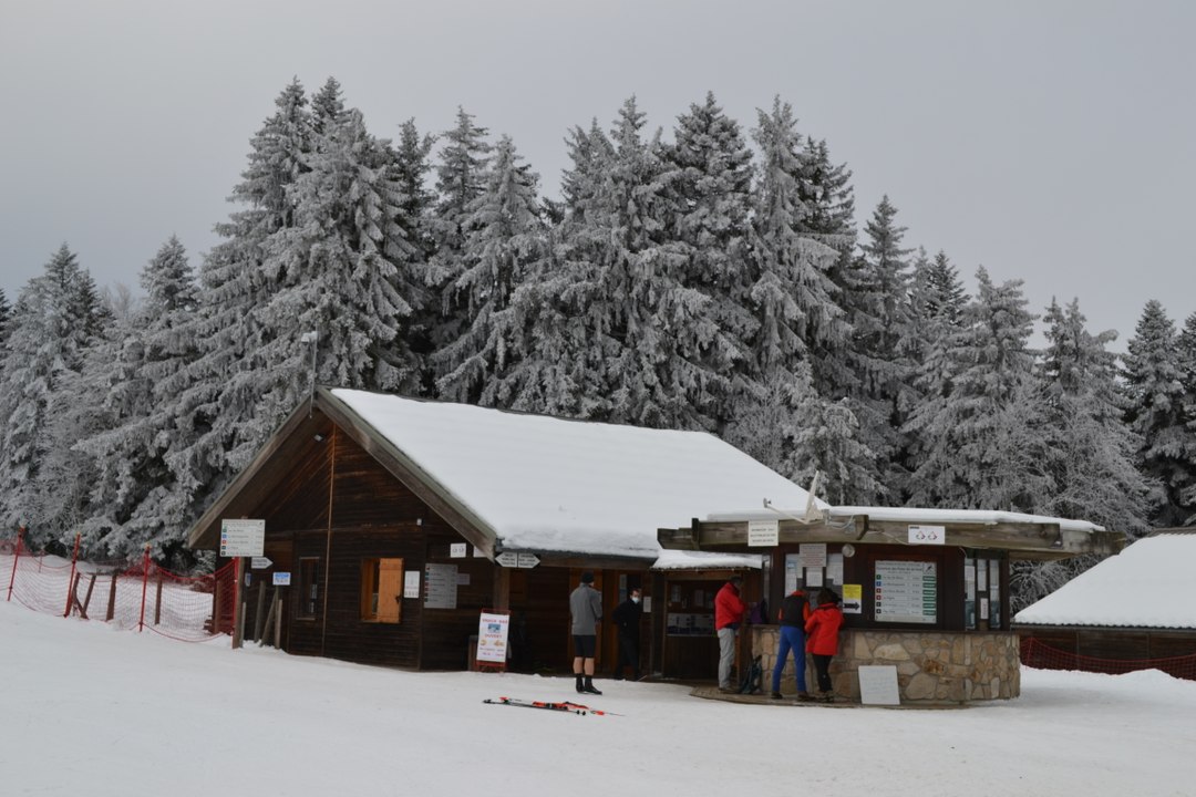 Les pieds dans la neige à l'Espace Nordique du Col de la Loge