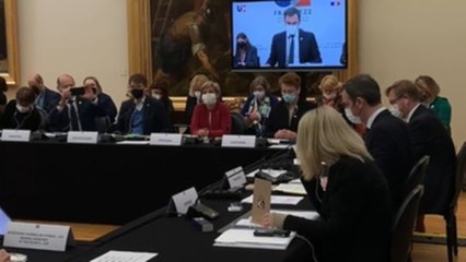 La UE considera que aún es pronto para tratar al coronavirus como un virus más
