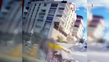 Kontrolden çıkan otomobilin çarptığı motokurye öldü! Feci kaza kamerada