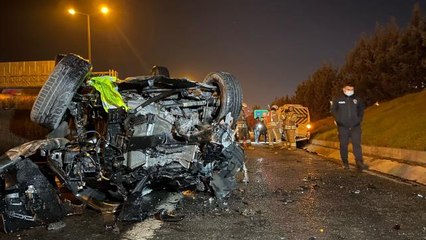 TEM Otoyolu'nda emniyet şeridindeki servis aracına çarpan cip takla attı