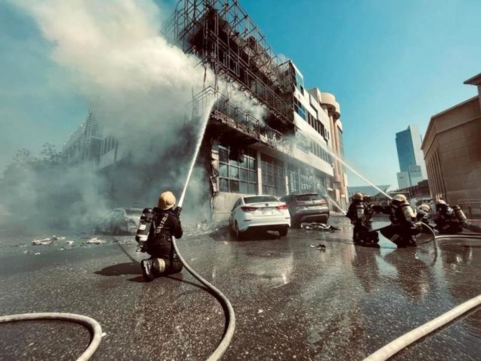 Yangından kurtulmak için metrelerce yüksekten atlayan adamı havada yakaladılar